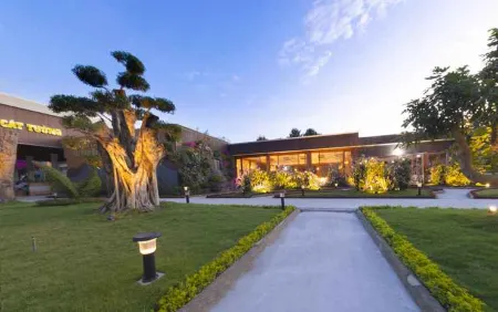 MerPerle Nui Sam Resort Отели рядом с достопримечательностью «Ba Chua Xu Temple»