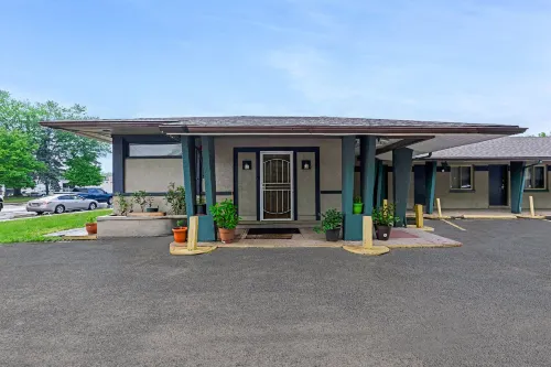 Red Carpet Inn Garfield Heights - Parkplatz