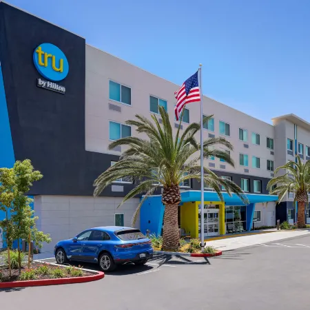 Tru by Hilton Lathrop