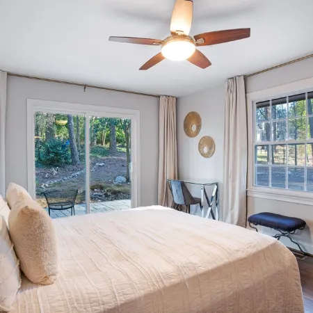 Beautiful home in the heart of Raleigh, perfect blend of convenience & comfort. Отели в г. Мередит
