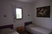 In the Heart of the Grand Luberon, a Swimming Pool, a Quiet, Comfortable Home. Hotels in Castellet