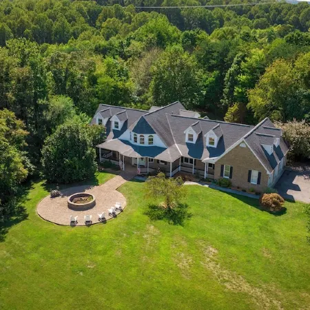 “Whole Home Near Roanoke • Ideal 10+ Night Stay - VT, Hollins Liberty Graduation Отели в г. Ботетот