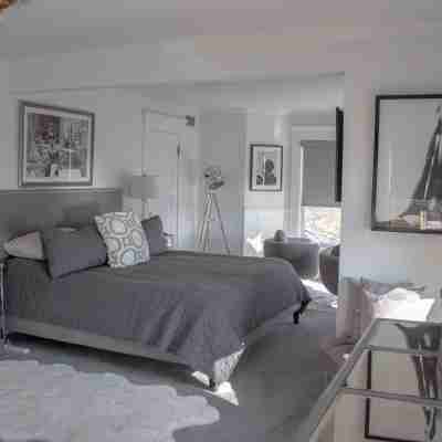 Gorgeous home on the Mississippi River with a great location to area attractions Rooms
