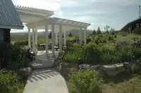 Cozy Cottage overlooking Bitterroot Valley, private setting east of Victor
