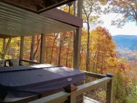 Newly remodeled 3-bedroom house with private hot tub, in welcoming Lake Toxaway. Hotels in Hogback