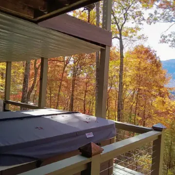 Newly remodeled 3-bedroom house with private hot tub, in welcoming Lake Toxaway.