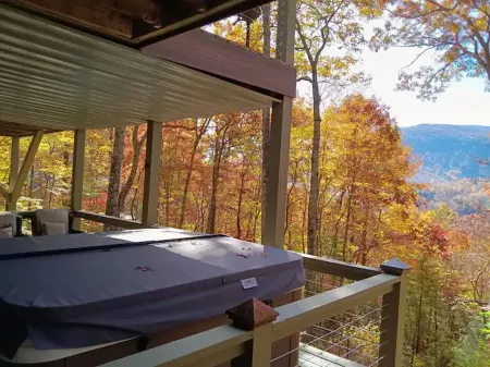 Newly remodeled 3-bedroom house with private hot tub, in welcoming Lake Toxaway. Отели в г. Хогбек