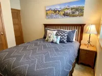 3bd/2.5bth Townhome w/attached garage + Arcade game - Walk to free bus stop