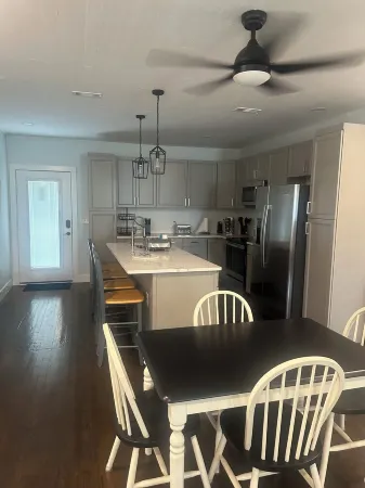 Downtown Dream-Renovated historic 1930s house-walking distance to DT Carrabelle!