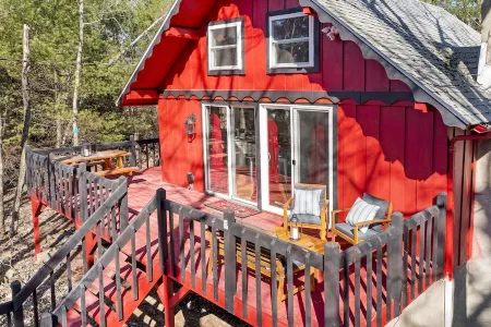 Charming Poconos Cabin, 2BR w/ Game Room! Pet Friendly