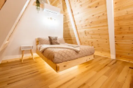 Freya's Cabin peaceful Aframe with hot tub & sauna 15 min to the national park!