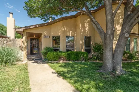 Charming 2-bedroom house in fabulous Amarillo with AC, WiFi, and Coffee Bar!
