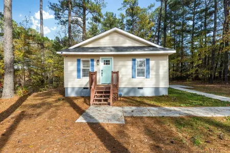 Luxe Cottage - South ChesterfieldStylishly renovated, w/ large master suite Отели в г. Еттрик