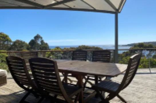 HIDDEN HAVEN - Secluded waterfront property at Binalong Bay on the Bay of Fires
