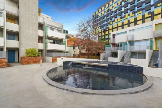 King Bed Living in Heart of the CBD, With Parking