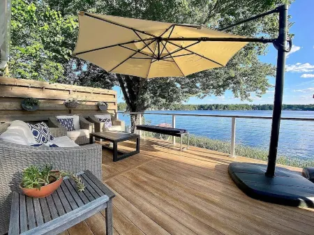 Private waterfront home Отели в г. Сандан