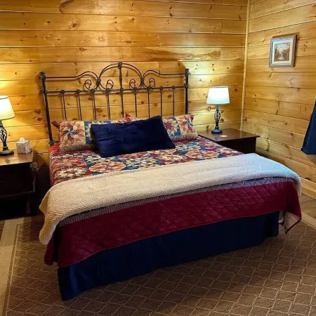 The Ruby River - Phenomenal Riverfront Cabin