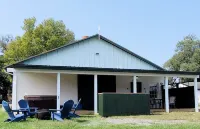 Cowboy hide-a-way cottage with hot tub on historic farm close to everything 버지니아 대학 주변 호텔