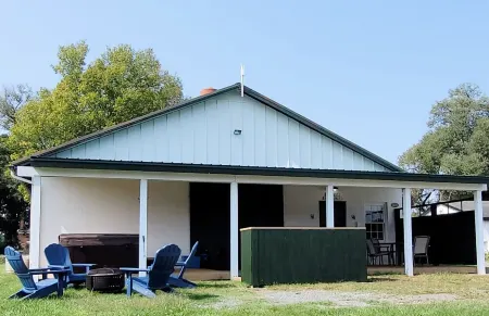 Cowboy hide-a-way cottage with hot tub on historic farm close to everything Отели рядом с достопримечательностью «Монтичелло»