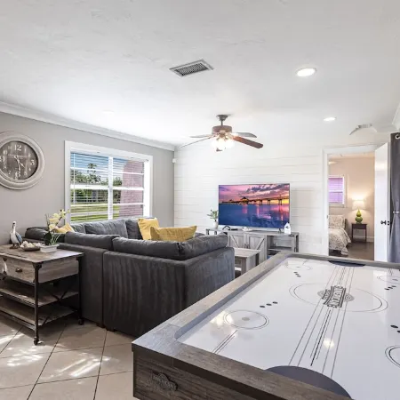 Naples paradise close to the beach and 5th Ave