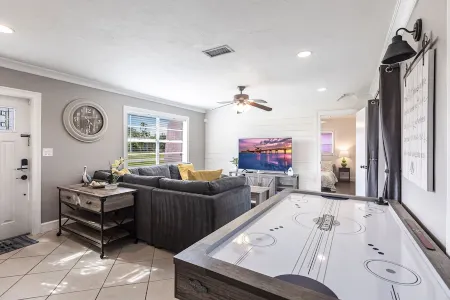 Naples paradise close to the beach and 5th Ave