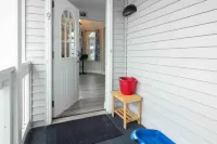 The Posh Plum - Fun and Easy Beach Vacation - in the Heart of it All Hotels near Explore the Ocean World Oceanarium