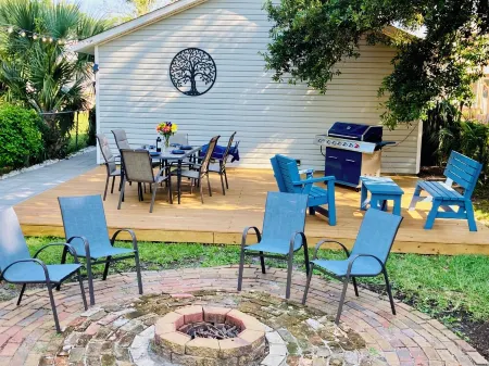 Downtown bungalow, pet friendly, fenced yrd, walk to restaurants, parades & bay!