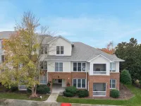 Beautifully Updated Penthouse Condo in West Cary Các khách sạn gần Lenovo Building 8