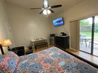 Cozy room with private bathroom and entrance Hotels in Lauderhill