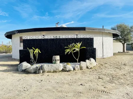 Unique Round House w/ Fire Pit Отели рядом с достопримечательностью «Desert Hot Springs Chamber-Commerce»