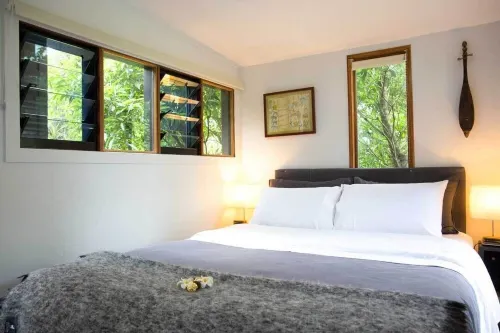 Perched on the bank of Broughton Mill Creek & only 500 meters from Berry centre