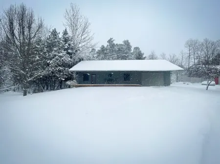 River Cottage Retreat - Close to Golf, Beaches, Hiking!