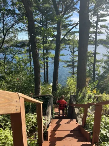 Cozy Vacation Cottage on the Lake with Hot Tub!