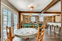 Timeless 100 Year Old Creekside Cabin Near Red Rocks. King Size Bed.