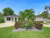 Beachside Haven with Pool & BBQ. 6 min to Beach