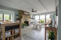 Cozy contemporary Lakefront Cottage