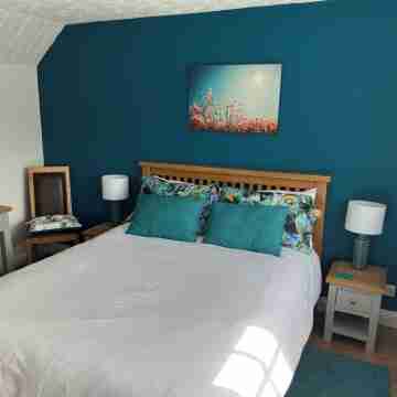 The Lodge, South Cotswolds, comfortable contemporary rural home, views, parking Rooms