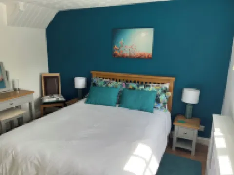 The Lodge, South Cotswolds, comfortable contemporary rural home, views, parking Hotels in Chippenham