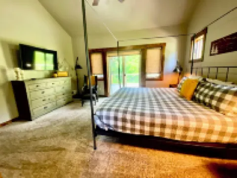 New Hot Tub - 3 Bedroom - 3.5 Bath - Bedrooms Have Private Bathrooms - Fire Pit