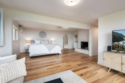 Skyline - Entire Modern 3-Bedroom House with Game Room, Sauna and Views!