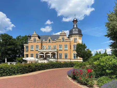 8P Holiday home "Seegelblick" in the first row of the lake with sauna, fireplace & wallbox Отели в г. Поух