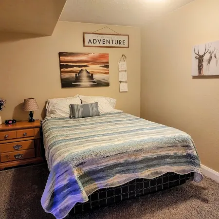 Basement Apartment--Sleeps 6 *2 Bedrooms +Kitchen/Laundry