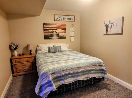 Basement Apartment--Sleeps 6 *2 Bedrooms +Kitchen/Laundry