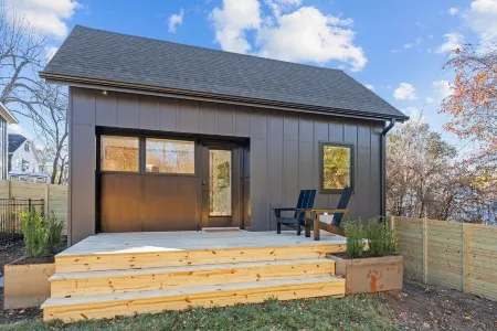 Tiny Home a fantastic Location close to 9th Street! Отели рядом с достопримечательностью «Университет Дьюк»