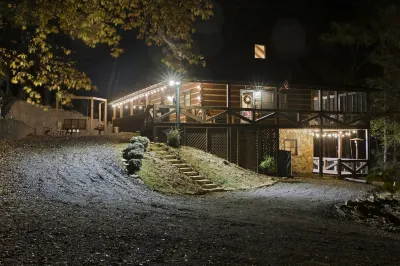 3/3 Sleeps 8, HotTub, Game Room, Fire Pit! Putting Green! Unbeatable Location!!