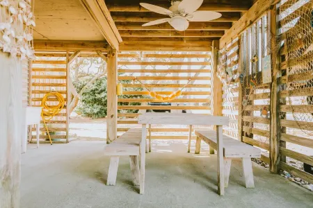 5 min Walk to Ocean, 1 Block to Dowdy Park AMAZING Location!!!!!