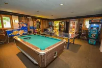 Mountain Paradise 4BR Hot Tub Pool 10min Mt Snow