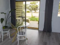 Lake Bonney Views - Cabin Retreat Hotels in Barmera