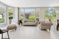 Stylish & Bright ~ Huge Backyard ~ King Beds ~ Pkg