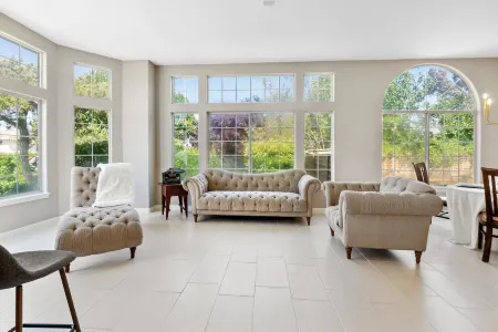 Stylish & Bright ~ Huge Backyard ~ King Beds ~ Pkg Отели рядом с достопримечательностью «Блэкберд Эйрпарк»